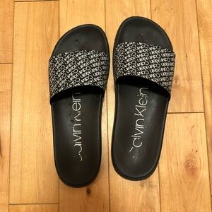 Calvin Klein black and white logo slides size 8